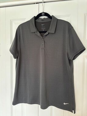 Nike Women’s Gray Short-Sleeve Polo with Subtle Pattern